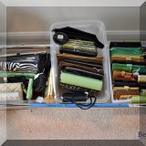 H08. Wallets and clutches.